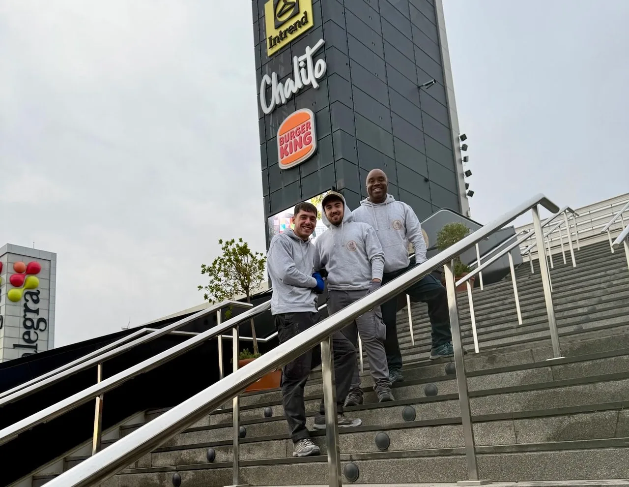 Equipo de Servicios24 en un centro comercial, tras terminar un trabajo