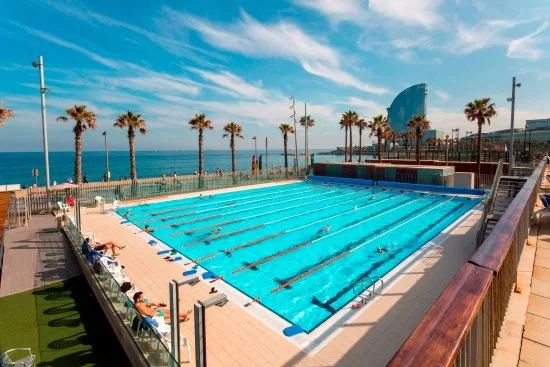 Piscina del Club Natació Barcelona con vistas al mar