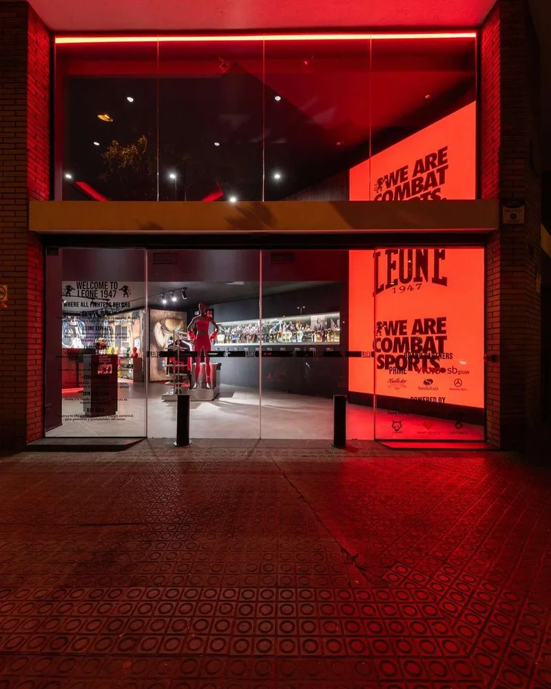 Fachada iluminada de la tienda Leone en Barcelona