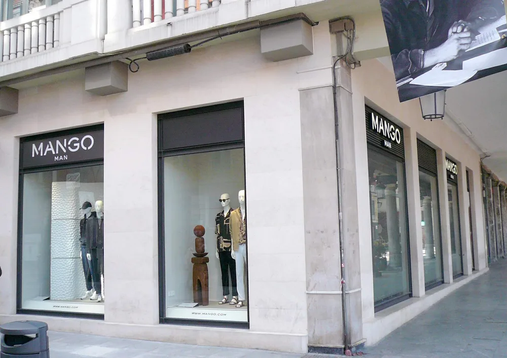 Fachada de la tienda Mango ya lista, con los escaparates limpios